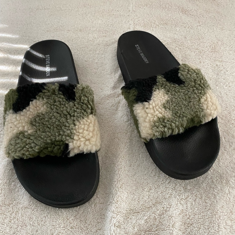 NEW STEVE MADDEN CAMO FAUX FUR SLIDES SAY US 10 BUT FIT 8 or 9.